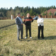 Starosta obce Ladislav Novotný při rozhovoru s poslankyní PS PČR Alenou Nohavovou a předsedou OV KSČM Písek Jiřím Lejčarem v rámci poslaneckého dne v r. 2014